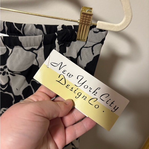 NWT New York City Design Co. Black and White Floral A-Line Midi Skirt 3X - Picture 3 of 4